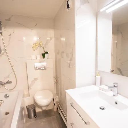 Parisien Face Metro Pigalle - 9 - 2p Lägenhet *