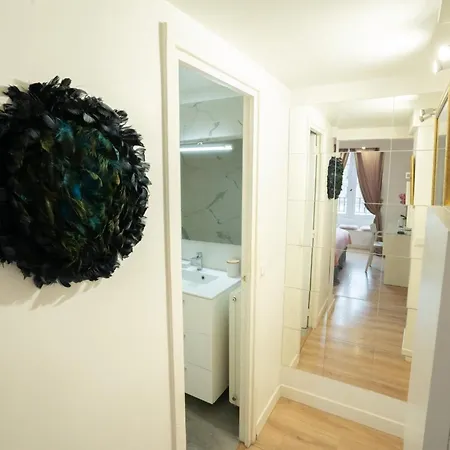 Parisien Face Metro Pigalle - 9 - 2p Lägenhet *