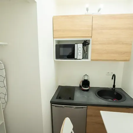 Parisien Face Metro Pigalle - 9 - 2p * Paris