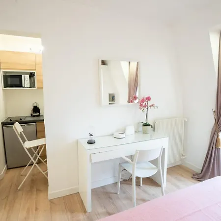 Parisien Face Metro Pigalle - 9 - 2p * Paris