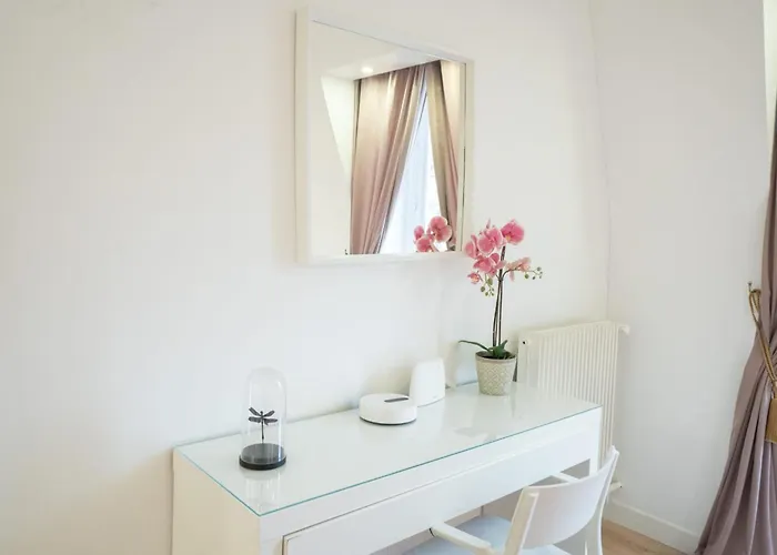 Parisien Face Metro Pigalle - 9 - 2p * Paris