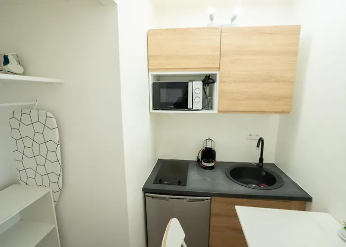 Parisien Face Metro Pigalle - 9 - 2p * Paris